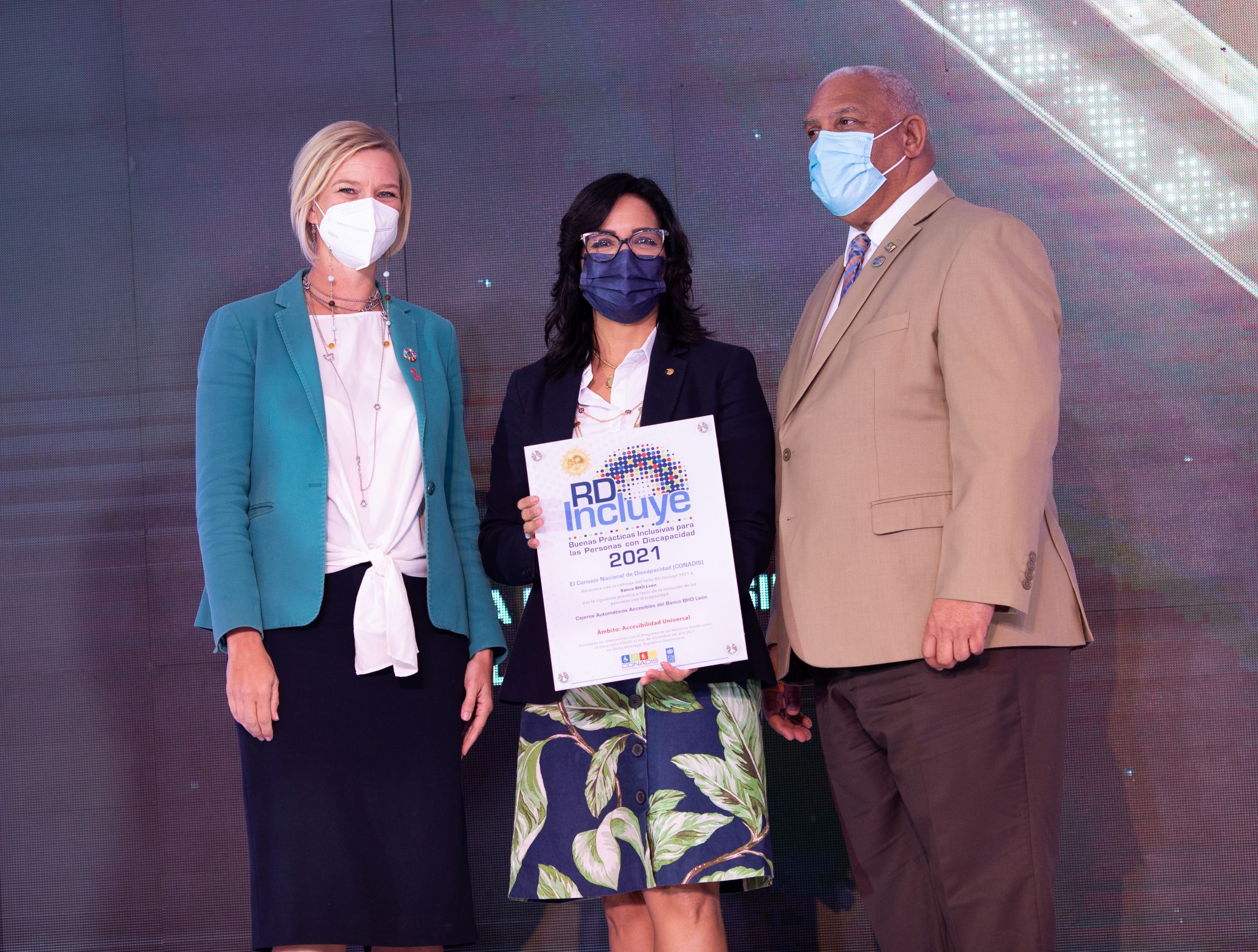Josefina Navarro recibió los sellos RD Incluye otorgados a BHD León