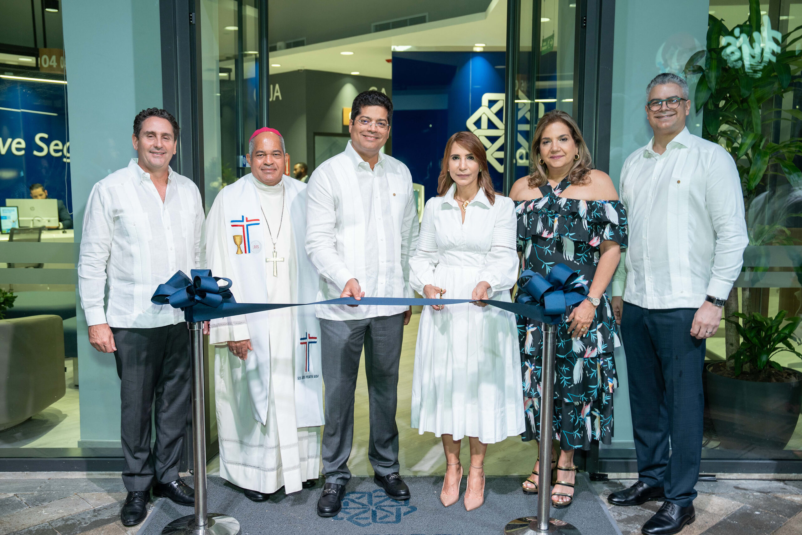 Foto 1, Wilfredo Baquero, monseñor Julio César Corniel, Rafael Izquierdo, Claritza Rochtte, Dolores Pozo Perelló y Francisco González Sadhalá.