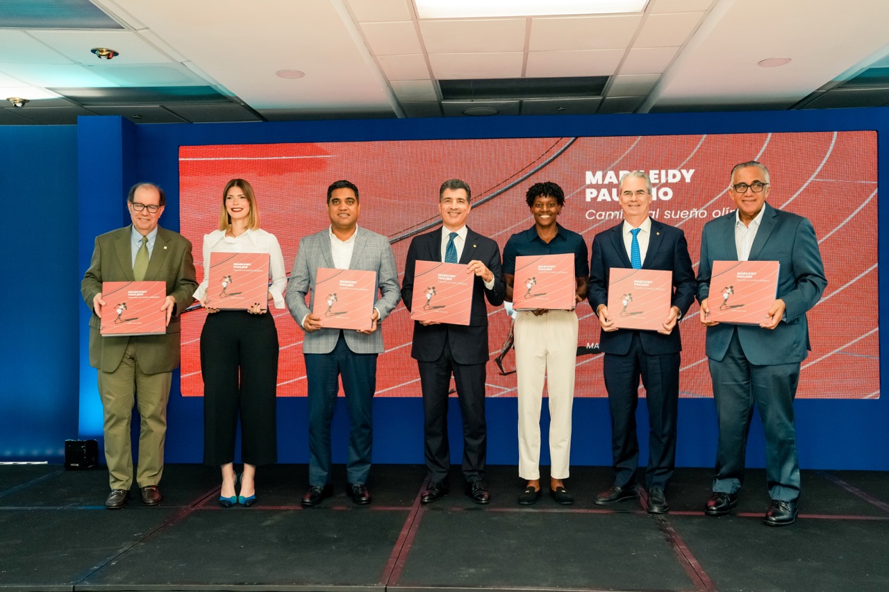IMG1326 De izquierda a derecha los señores Felipe Vicini, María Elena Moré, Kelvin Cruz, Christopher Paniagua, Marileidy Paulino, René Grullón Finet y Luis Mejía Oviedo.