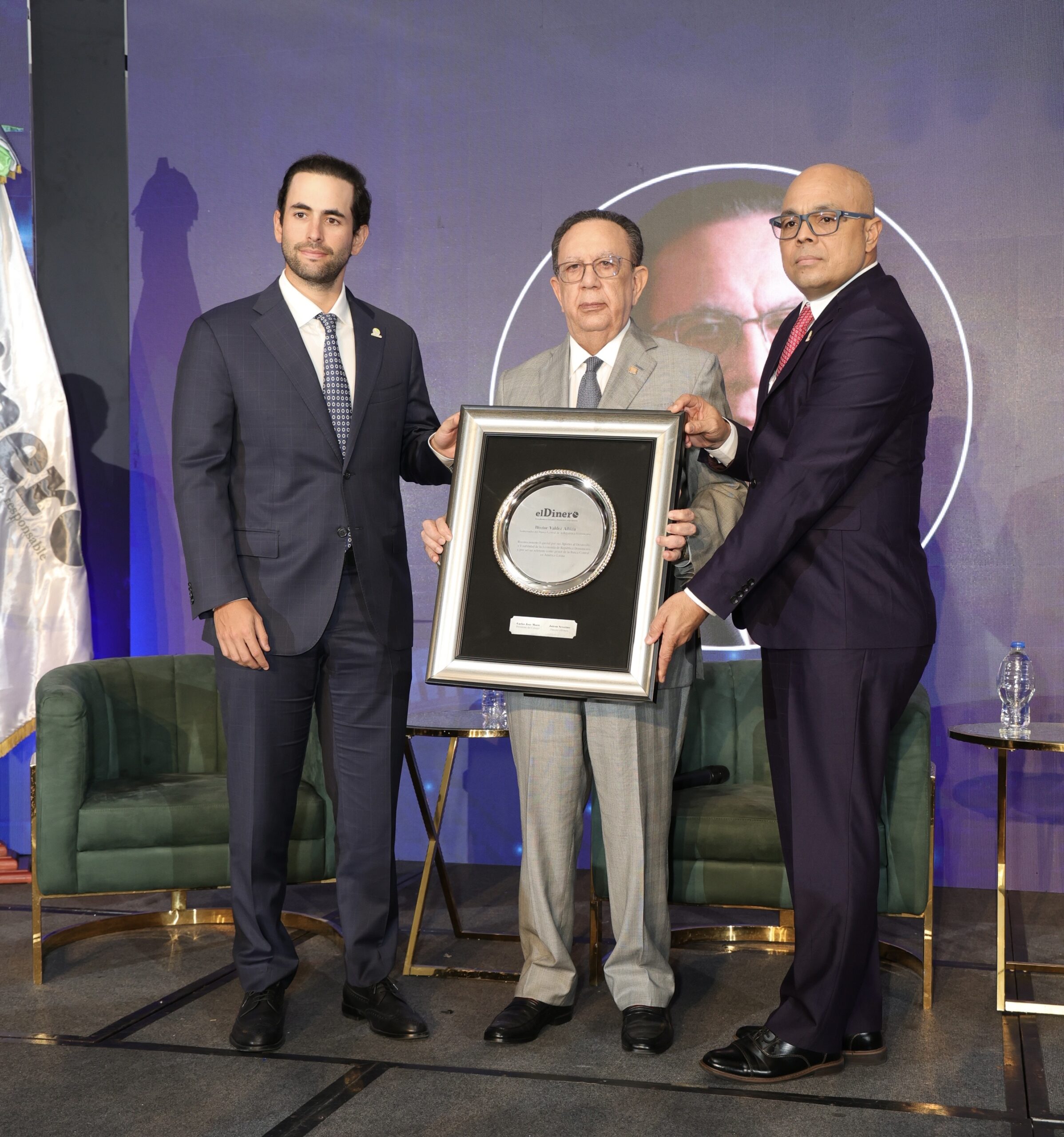 Reconocimiento a Héctor Valdez Albizu