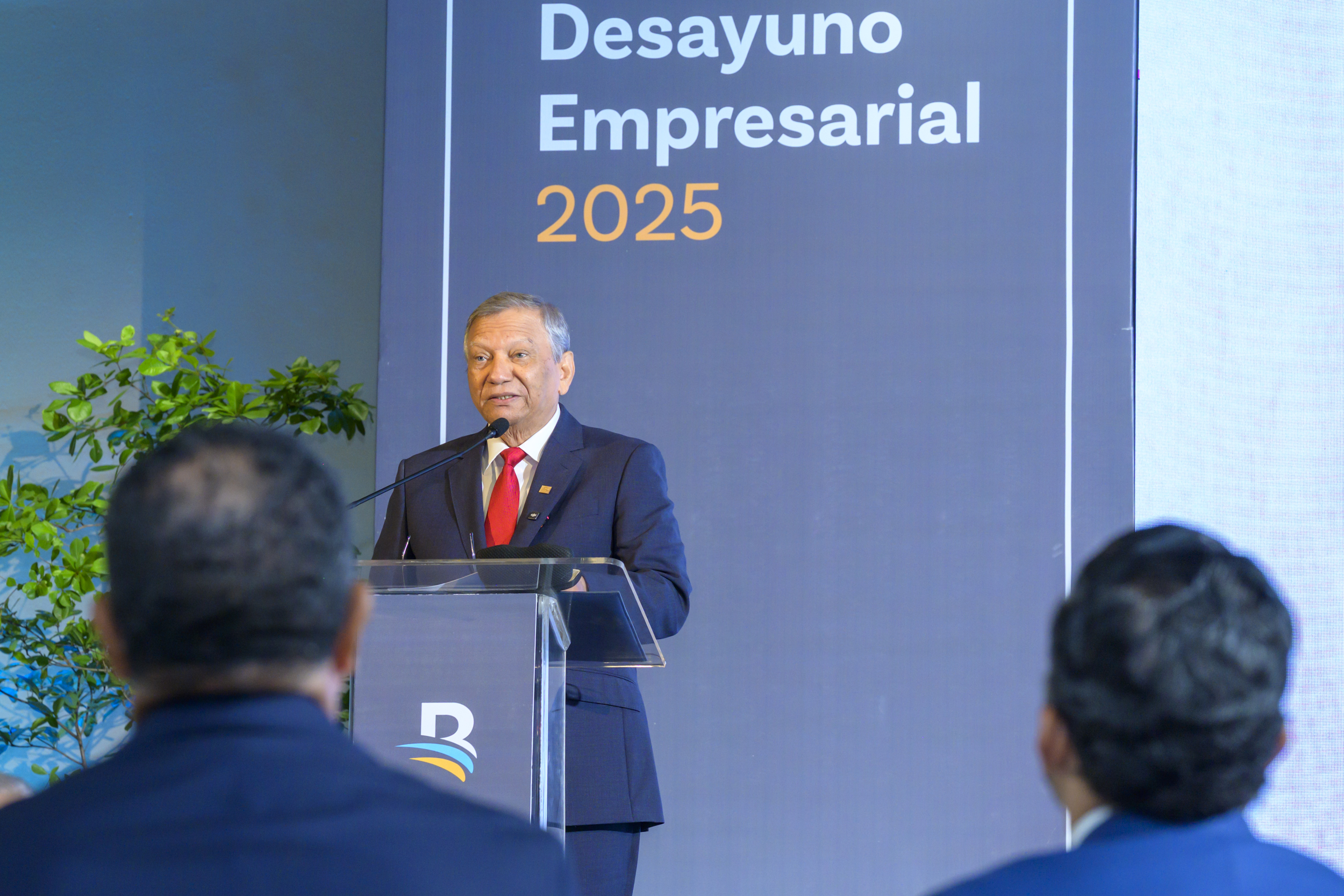 PE Ejecutivo Dr. Leonardo Aguilera habla en el Desayuno Empresarial