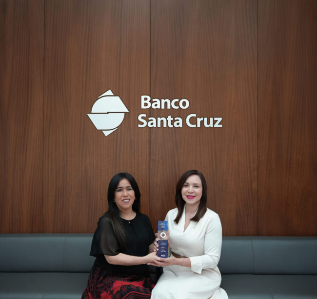 Patricia Antonioli, 2do vicepresidente Desarrollo de Modelos de Riesgos de Credito y Maribel Concepcion, vicepresidenta Senior Gestion Integral de Riesgos, del Banco Santa Cruz 1