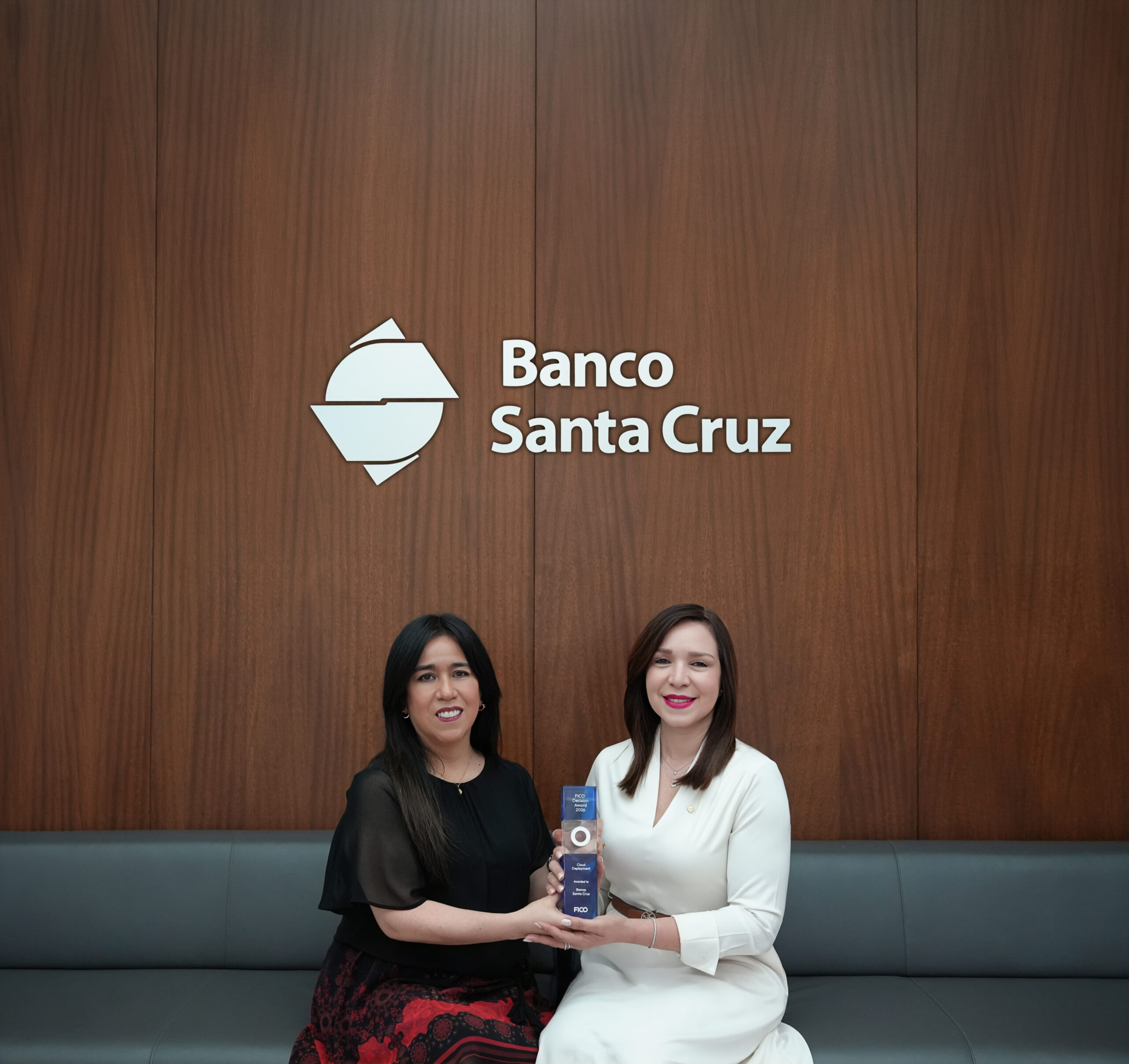 Patricia Antonioli, 2do vicepresidente Desarrollo de Modelos de Riesgos de Credito y Maribel Concepcion, vicepresidenta Senior Gestion Integral de Riesgos, del Banco Santa Cruz 1