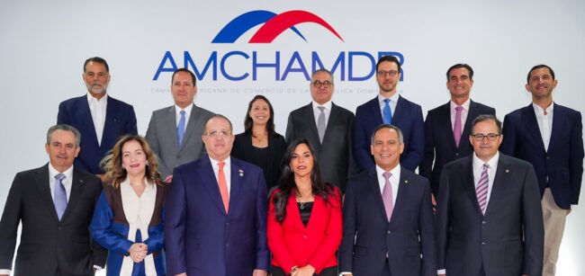 Magin-Diaz-junto-a-representantes-de-la-AMCHAMDR-e1784651497434