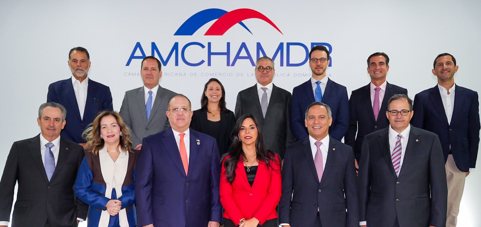 Magin-Diaz-junto-a-representantes-de-la-AMCHAMDR-e1784651497434