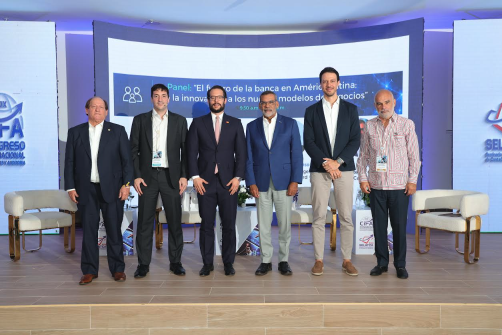 Manuel Gonzalez, de la ABA, y Gustavo Ortega, de BDO, junto a los panelistas