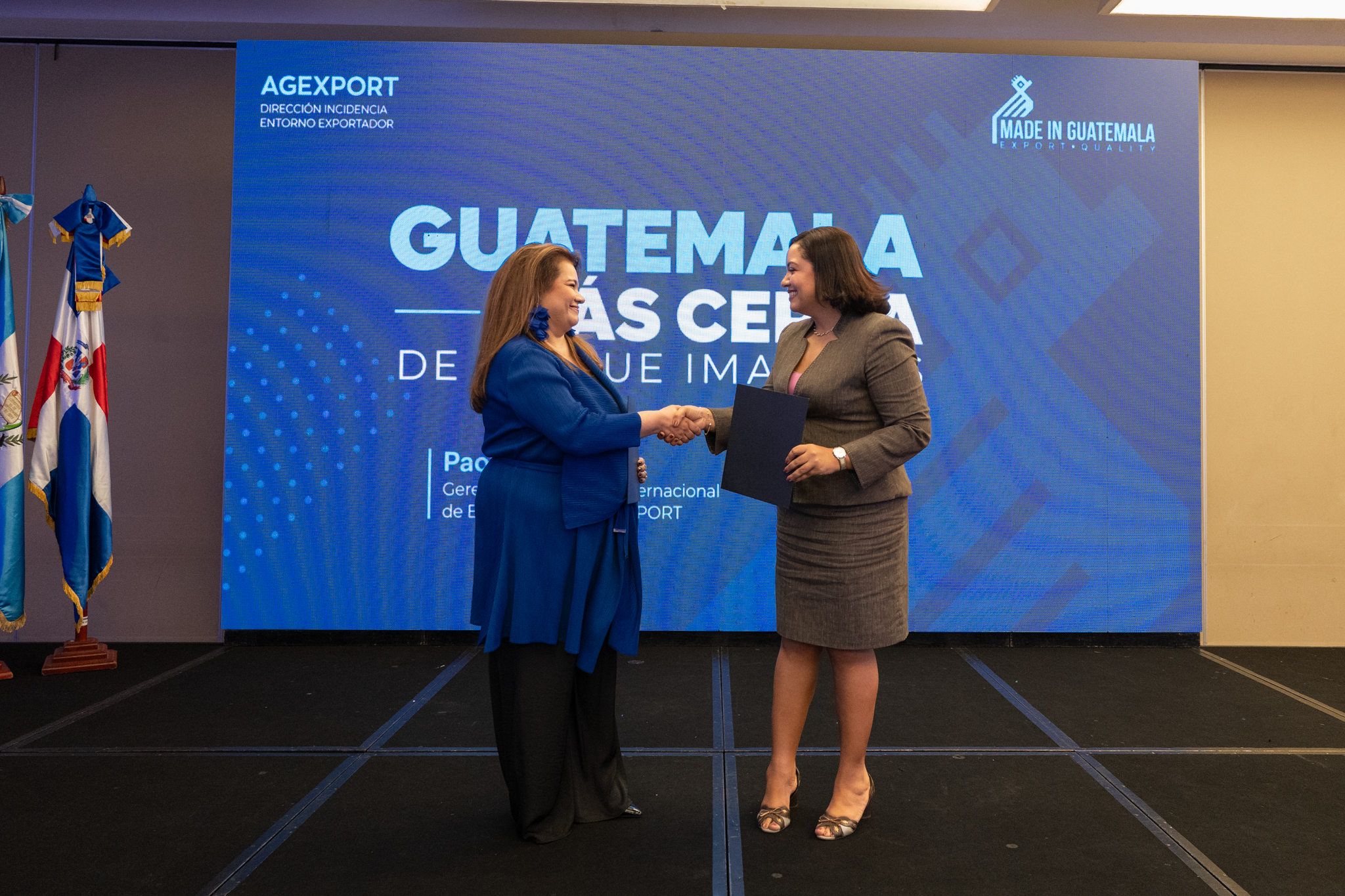 Firma de convenio entre ONEC y AGEXPORT