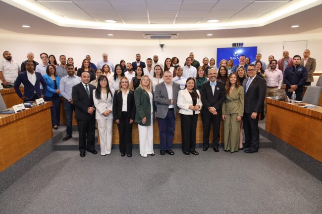 Representantes de Banco Caribe y Barna, junto a los participantes de PyME Expansión