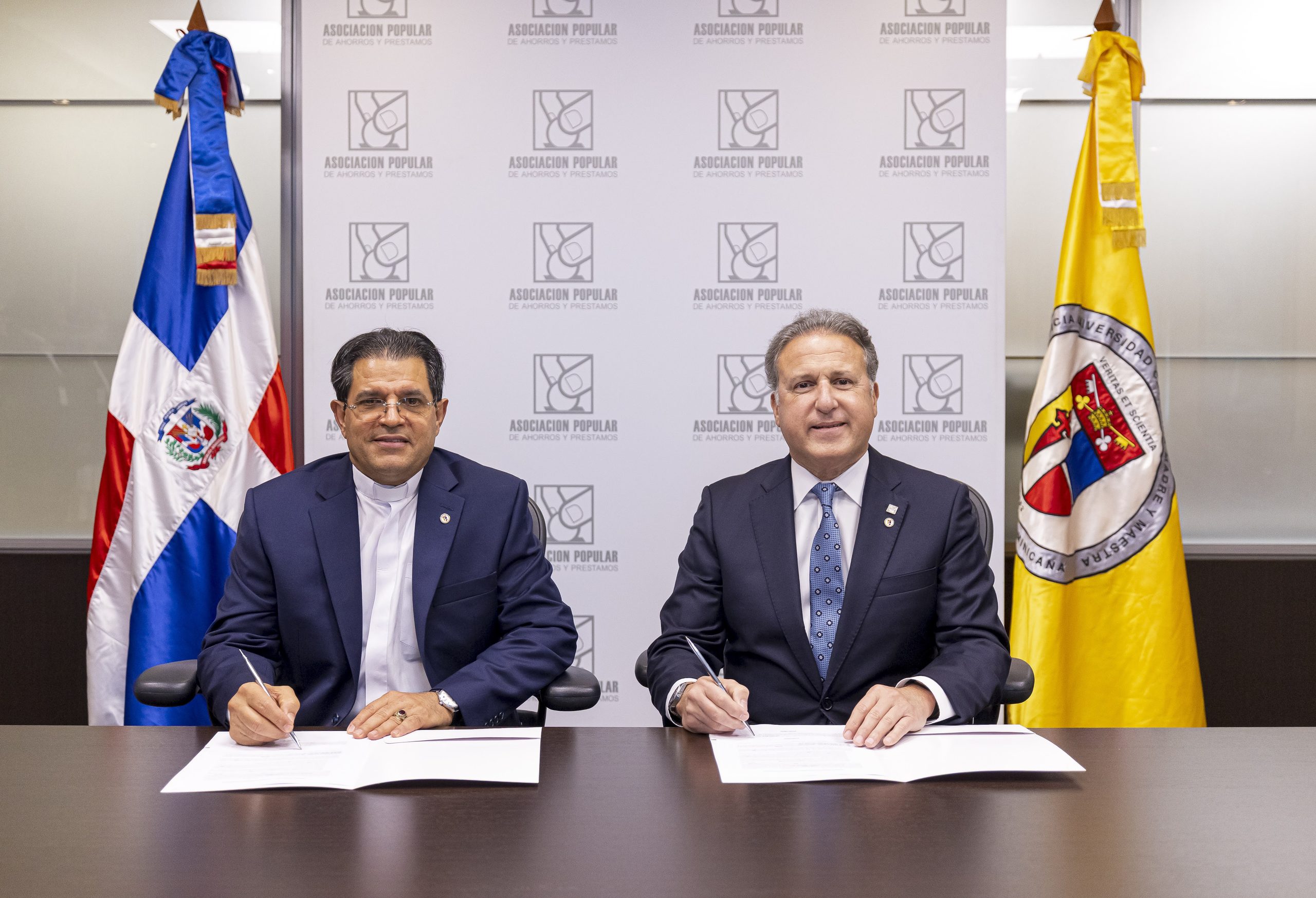 Reverendo Padre Secilio Espinal, rector PUCMM y Gustavo Ariza, Presidente ejecutivo APAP